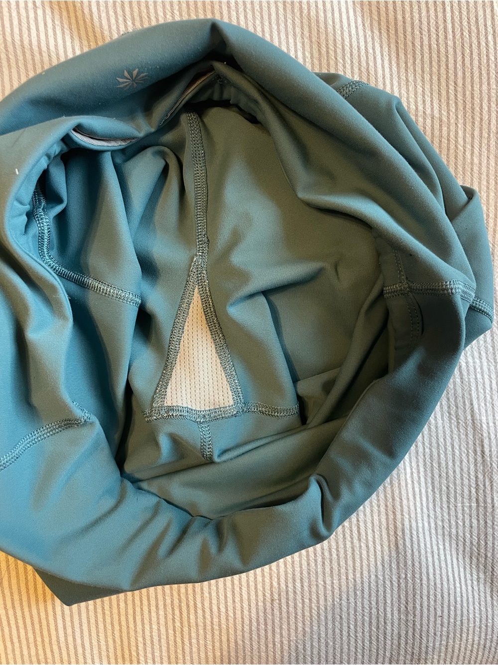 Athleta Ultimate Stash 9" Shorts Teal Medium - Picture 4 of 5